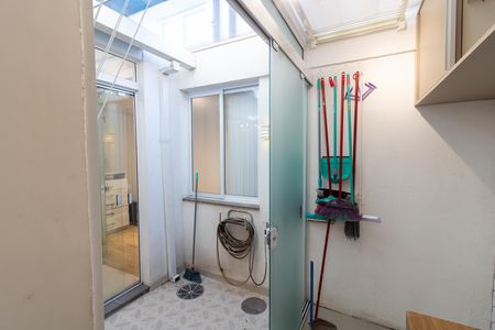 Casa de condomínio à venda com 200m², 4 quartos e 2 vagas Casa de condomínio à venda com 200m², 4 quartos e 2 vagasÁrea de Serviço