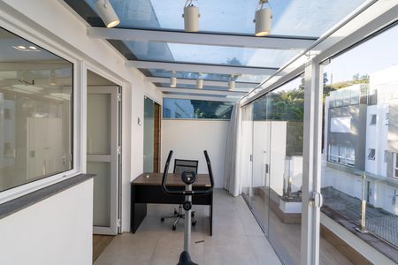 Casa de condomínio à venda com 200m², 4 quartos e 2 vagas Casa de condomínio à venda com 200m², 4 quartos e 2 vagasVaranda
