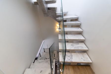 Casa de condomínio à venda com 200m², 4 quartos e 2 vagas Casa de condomínio à venda com 200m², 4 quartos e 2 vagasEscada