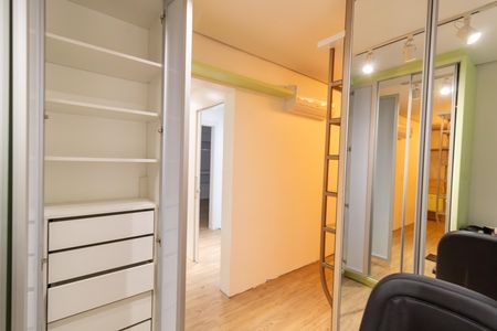 Casa de condomínio à venda com 200m², 4 quartos e 2 vagas Casa de condomínio à venda com 200m², 4 quartos e 2 vagasSuíte 3