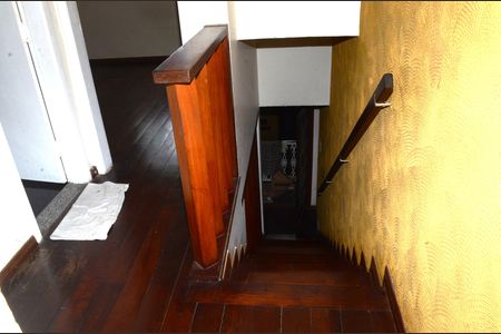 Casa para alugar com 158m², 2 quartos e 2 vagasEscada