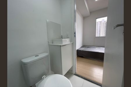 Banheiro de kitnet/studio para alugar com 1 quarto, 17m² em Ferreira, São Paulo