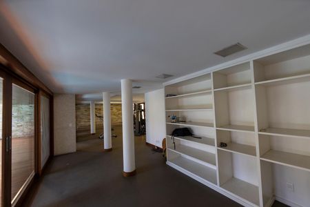 Casa de condomínio à venda com 3300m², 7 quartos e 6 vagasVaranda