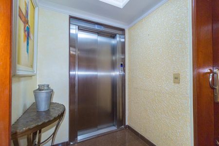 Apartamento à venda com 147m², 3 quartos e 2 vagas Apartamento à venda com 147m², 3 quartos e 2 vagasHall social