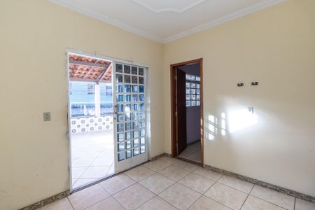 Sala de casa para alugar com 2 quartos, 73m² em Culvia, Belo Horizonte
