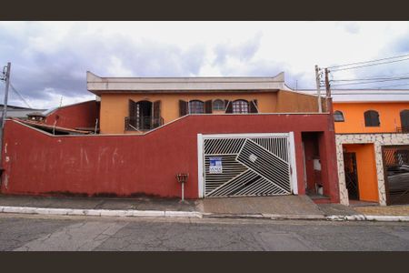 Casa à venda com 146m², 3 quartos e 5 vagas Casa à venda com 146m², 3 quartos e 5 vagasFachada