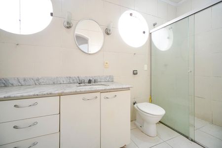 Casa para alugar com 200m², 3 quartos e 3 vagas Casa para alugar com 200m², 3 quartos e 3 vagasBanheiro social