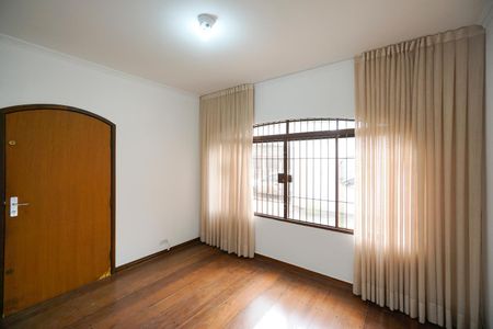 Casa para alugar com 200m², 3 quartos e 3 vagas Casa para alugar com 200m², 3 quartos e 3 vagasSala de estar
