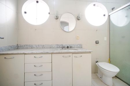 Casa para alugar com 200m², 3 quartos e 3 vagas Casa para alugar com 200m², 3 quartos e 3 vagasBanheiro social