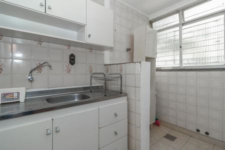 Cozinha e Área de Serviço de kitnet/studio para alugar com 1 quarto, 32m² em Vila Ipiranga, Porto Alegre