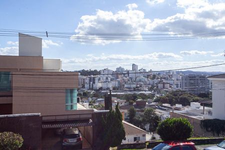 Casa à venda com 500m², 4 quartos e 6 vagas Casa à venda com 500m², 4 quartos e 6 vagasVaranda - Vista