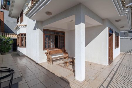 Casa à venda com 500m², 4 quartos e 6 vagas Casa à venda com 500m², 4 quartos e 6 vagasVaranda