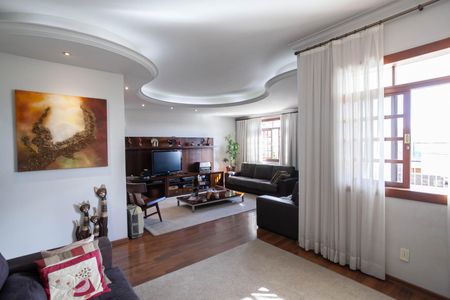 Casa à venda com 500m², 4 quartos e 6 vagas Casa à venda com 500m², 4 quartos e 6 vagasSala