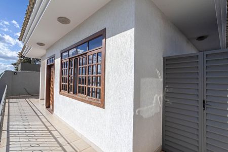 Casa à venda com 500m², 4 quartos e 6 vagas Casa à venda com 500m², 4 quartos e 6 vagasVaranda