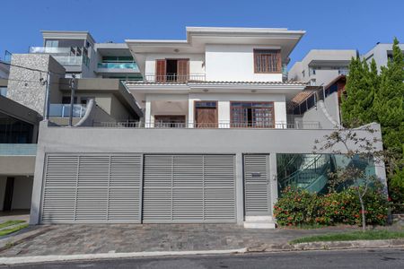 Casa à venda com 500m², 4 quartos e 6 vagas Casa à venda com 500m², 4 quartos e 6 vagasFachada