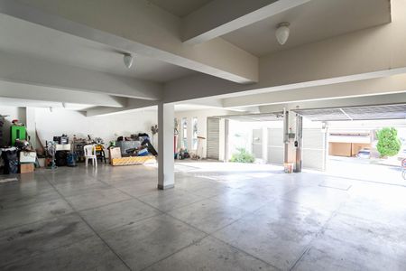 Casa à venda com 500m², 4 quartos e 6 vagas Casa à venda com 500m², 4 quartos e 6 vagasGaragem