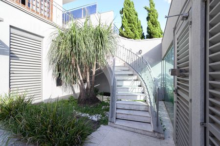 Casa à venda com 500m², 4 quartos e 6 vagas Casa à venda com 500m², 4 quartos e 6 vagasEntrada