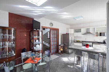 Casa à venda com 500m², 4 quartos e 6 vagas Casa à venda com 500m², 4 quartos e 6 vagasCozinha
