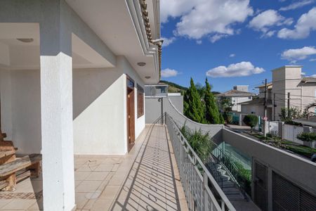 Casa à venda com 500m², 4 quartos e 6 vagas Casa à venda com 500m², 4 quartos e 6 vagasVaranda
