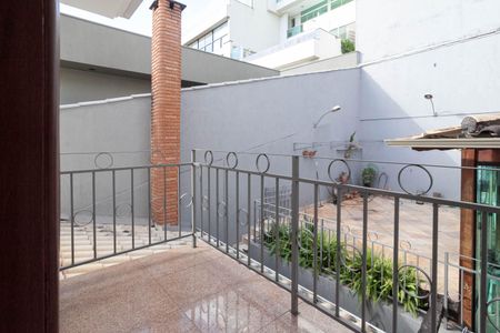 Casa à venda com 500m², 4 quartos e 6 vagas Casa à venda com 500m², 4 quartos e 6 vagasVaranda