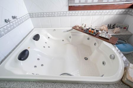 Casa à venda com 500m², 4 quartos e 6 vagas Casa à venda com 500m², 4 quartos e 6 vagasBanheiro da suíte 1