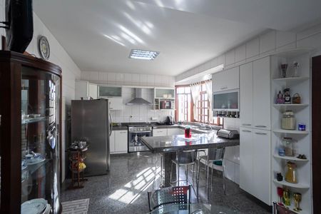 Casa à venda com 500m², 4 quartos e 6 vagas Casa à venda com 500m², 4 quartos e 6 vagasCozinha