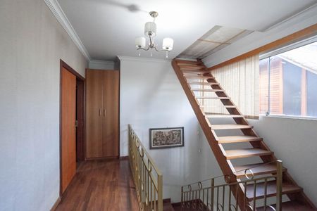 Casa à venda com 500m², 4 quartos e 6 vagas Casa à venda com 500m², 4 quartos e 6 vagasCorredor
