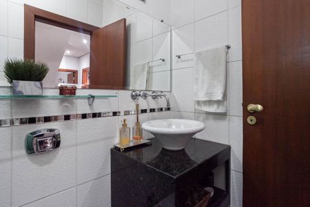 Casa à venda com 500m², 4 quartos e 6 vagas Casa à venda com 500m², 4 quartos e 6 vagasBanheiro social 2