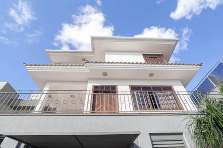 Casa à venda com 500m², 4 quartos e 6 vagas Casa à venda com 500m², 4 quartos e 6 vagasFachada