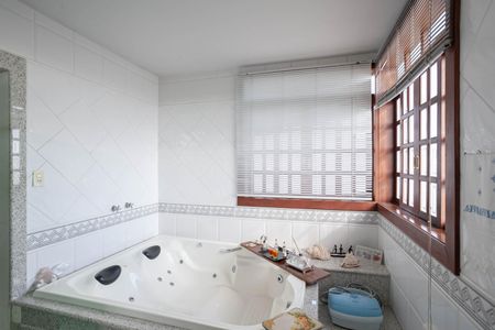 Casa à venda com 500m², 4 quartos e 6 vagas Casa à venda com 500m², 4 quartos e 6 vagasBanheiro da suíte 1