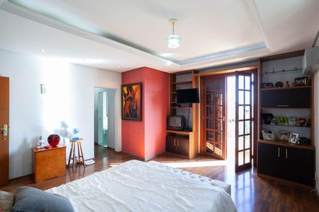 Casa à venda com 500m², 4 quartos e 6 vagas Casa à venda com 500m², 4 quartos e 6 vagasSuíte 1