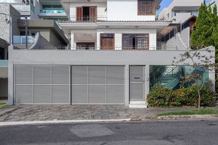 Casa à venda com 500m², 4 quartos e 6 vagas Casa à venda com 500m², 4 quartos e 6 vagasFachada