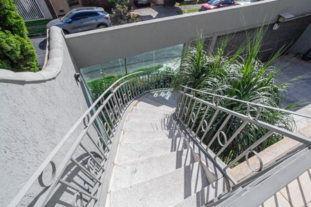 Casa à venda com 500m², 4 quartos e 6 vagas Casa à venda com 500m², 4 quartos e 6 vagasEscada