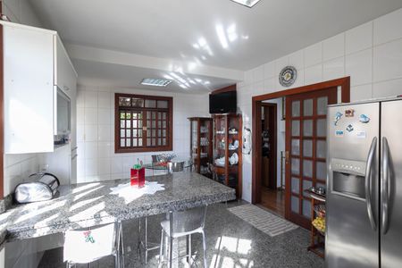 Casa à venda com 500m², 4 quartos e 6 vagas Casa à venda com 500m², 4 quartos e 6 vagasCozinha