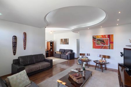 Casa à venda com 500m², 4 quartos e 6 vagas Casa à venda com 500m², 4 quartos e 6 vagasSala