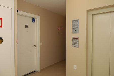 Apartamento para alugar com 47m², 2 quartos e 1 vagaÁrea comum - Saguão do andar