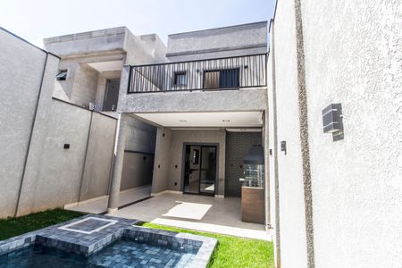Casa à venda com 126m², 3 quartos e 2 vagas Casa à venda com 126m², 3 quartos e 2 vagasPiscina