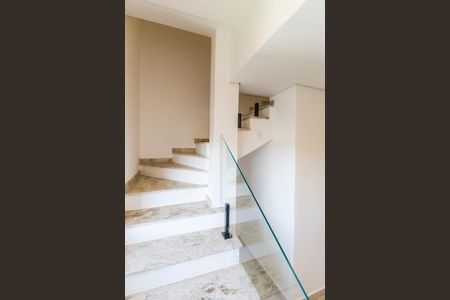 Casa à venda com 126m², 3 quartos e 2 vagas Casa à venda com 126m², 3 quartos e 2 vagasEscada