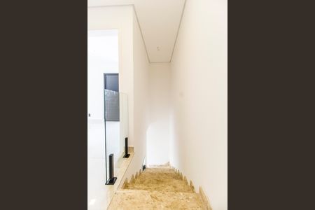 Casa à venda com 126m², 3 quartos e 2 vagas Casa à venda com 126m², 3 quartos e 2 vagasEscada