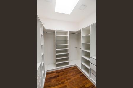Casa de condomínio para alugar com 223m², 3 quartos e 6 vagas Casa de condomínio para alugar com 223m², 3 quartos e 6 vagasCloset da suíte