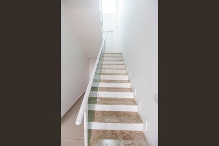 Casa de condomínio para alugar com 223m², 3 quartos e 6 vagas Casa de condomínio para alugar com 223m², 3 quartos e 6 vagasEscada