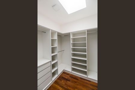 Casa de condomínio para alugar com 223m², 3 quartos e 6 vagas Casa de condomínio para alugar com 223m², 3 quartos e 6 vagasCloset da suíte