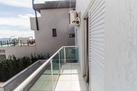 Casa de condomínio para alugar com 223m², 3 quartos e 6 vagas Casa de condomínio para alugar com 223m², 3 quartos e 6 vagasVaranda