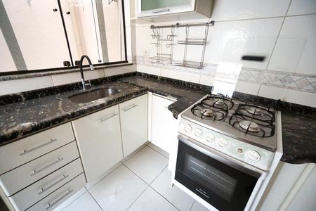 Casa de condomínio para alugar com 85m², 2 quartos e 1 vagaPia e fogão