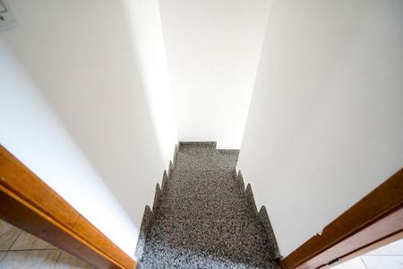 Casa de condomínio para alugar com 85m², 2 quartos e 1 vagaEscada