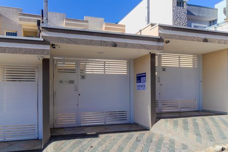 Casa à venda com 102m², 3 quartos e 2 vagas Casa à venda com 102m², 3 quartos e 2 vagasFachada