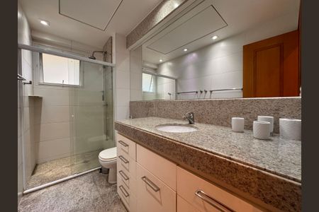 Apartamento à venda com 171m², 4 quartos e 2 vagasSuíte 1 - Banheiro