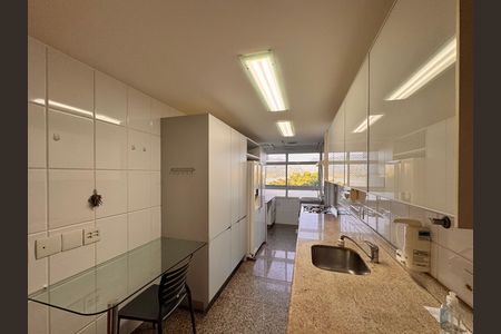 Apartamento à venda com 171m², 4 quartos e 2 vagasCozinha e Área de Serviço