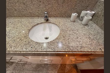 Apartamento à venda com 171m², 4 quartos e 2 vagasSuíte 1 - Banheiro