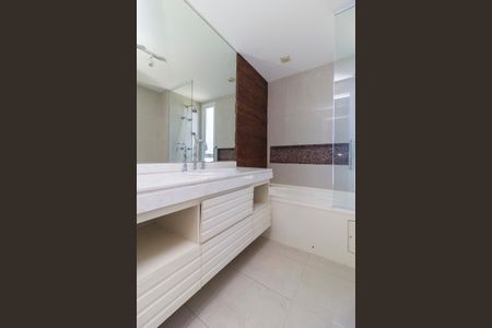 Apartamento para alugar com 180m², 3 quartos e 3 vagasSuíte 1 - Banheiro